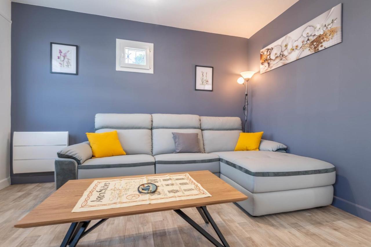Ideally Located Furnished Townhouse With 3 Bedrooms Parking & Garden Аннесі Екстер'єр фото