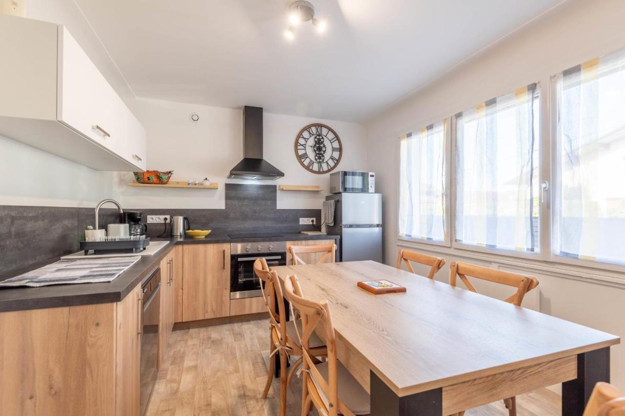 Ideally Located Furnished Townhouse With 3 Bedrooms Parking & Garden Аннесі Екстер'єр фото